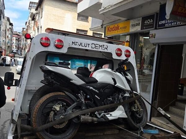 Yomra oto çekici aracınızın üstünde motorsiklet var